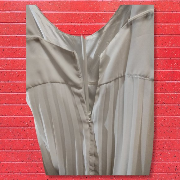 Carabella white pleated babydoll dress, sz Lg, MADE IN USA 100% polyester EUC - Picture 3 of 5